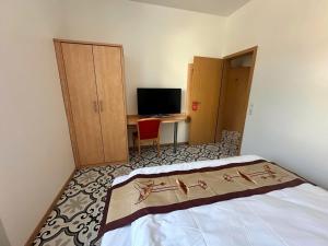 Rúm í herbergi á Gästehaus LINH