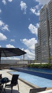 Incrível Apto DF Plaza com vista内部或周边的泳池