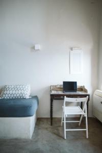 Μια τηλεόραση ή/και κέντρο ψυχαγωγίας στο Alafouzou Cave Loft by SV