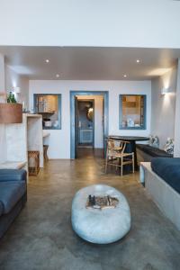 Χώρος καθιστικού στο Alafouzou Cave Loft by SV