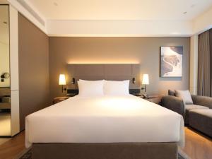 IntercityHotel Wuhan Nanhu Huanong房間的床