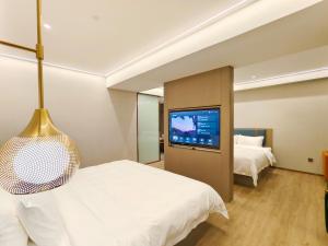 Postel nebo postele na pokoji v ubytování Yizhi Hotel - Guangzhou Tower Metro Station Pazhou Convention and Exhibition Center Branch