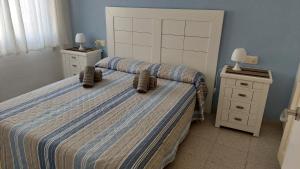 Postel nebo postele na pokoji v ubytování Apartamento Gran Sol cerca de la playa en La Manga + 13 fotografií