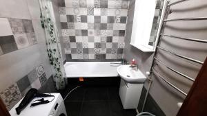 a small bathroom with a sink and a toilet at 2 кімнатна квартира з 4 окремими ліжками і кондиціонером Документи для відряджень Мережа AlexApartments Безконтактне заселення 24-7 in Poltava