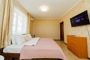 a bedroom with a bed with a tv on the wall at 2 кімнатна квартира з 4 окремими ліжками і кондиціонером Документи для відряджень Мережа AlexApartments Безконтактне заселення 24-7 in Poltava +42 photos
