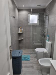 łazienka z toaletą i przeszklonym prysznicem w obiekcie Apartment Amelia w mieście La Mata