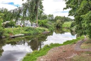 una casa a orillas de un río en Bothell River house, en Bothell
