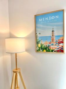 obraz wiszący na ścianie obok lampy w obiekcie 'Cap Riviera' Proche Gare et Centre w Mentonie +23 zdjęcia