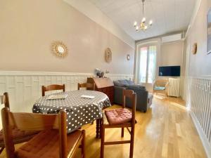 Телевизор и/или развлекательный центр в 'Le Regina', Vue Mer, Plein Centre, Unique