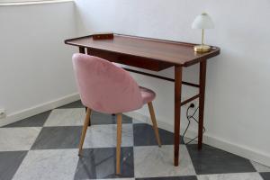 escritorio con silla rosa y lámpara en "Le Grand Hotel" Prestigieux et Unique, Vue Mer, en Menton