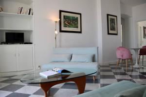 Una sala de estar con un sofá y una mesa de cristal. en "Le Grand Hotel" Prestigieux et Unique, Vue Mer, en Menton 8 fotos más