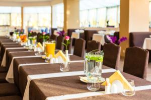 Daina Jurmala Beach Hotel 레스토랑 또는 맛집