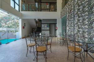 תמונה מהגלריה של Collection O Emara Grand Hotel בבנגלור