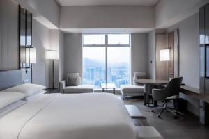 Postel nebo postele na pokoji v ubytování Chongqing Marriott Hotel