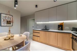 Køkken eller tekøkken på Central Epic Apartment-self check in