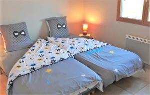 Ένα ή περισσότερα κρεβάτια σε δωμάτιο στο 3 Bedroom Stunning Home In Equemauville