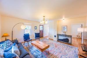 Ruang duduk di Peabody House - 1920s Cottage