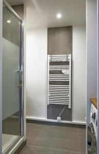 a bathroom with a shower and a window at Maison individuelle sur jardin proche Gare et Disneyland in Thorigny-sur-Marne