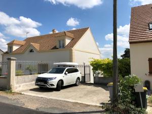 a white car parked in front of a house at Maison individuelle sur jardin proche Gare et Disneyland in Thorigny-sur-Marne