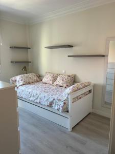 Tempat tidur dalam kamar di Aile