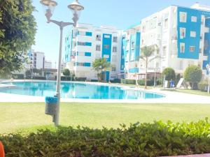 una farola en un parque con piscina en Amira luxury home, en Martil