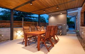 een houten tafel en stoelen op een terras bij Villa Baraka in Rovinj +45 foto's