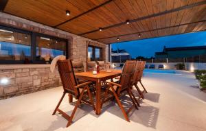 een houten tafel en stoelen op een terras bij Villa Baraka in Rovinj