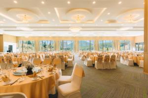 una grande sala banchetti con tavoli e sedie di Dalat Wonder Resort a Da Lat Altre 37 foto