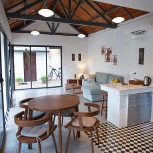 Koyao Bay Pavilions - Beach Resort and Pool Villas的休息区