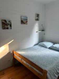 Ένα ή περισσότερα κρεβάτια σε δωμάτιο στο Chalet proche du lac