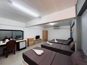 TV a/nebo společenská místnost v ubytování Patong Adventure Hostel