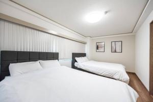 Tempat tidur dalam kamar di 渋谷駅電車1分 恵比寿駅徒歩2分 85平米最大6名 東京 新宿 上野 銀座 池袋 築地直通