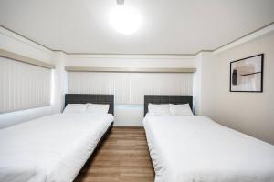 Tempat tidur dalam kamar di 渋谷駅電車1分 恵比寿駅徒歩2分 85平米最大6名 東京 新宿 上野 銀座 池袋 築地直通