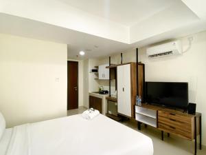 Un televizor și/sau centru de divertisment la Homey and Cozy Stay Studio Room Pollux Chadstone Apartment By Travelio