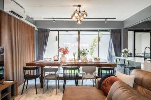 a kitchen and dining room with a table and chairs at S21 Mellow Phromphong in Bangkok