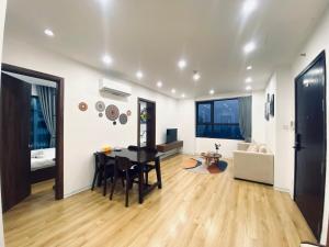 un salon avec une table et une salle à manger dans l'établissement Vinhome D'capitale - Tran Duy Hung, à Hanoï