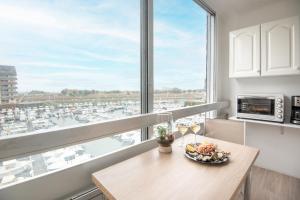 Kuchyň nebo kuchyňský kout v ubytování Face à Juno Beach - Appartement vue mer et port