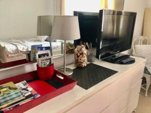 TV a/nebo společenská místnost v ubytování Sweet home 40 City Center Punavuori