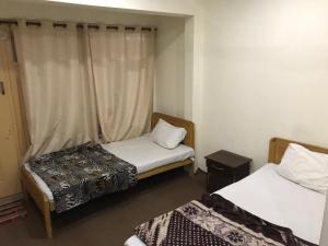 Ένα ή περισσότερα κρεβάτια σε δωμάτιο στο Highlander inn Skardu