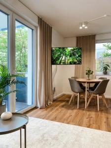 a dining room with a table and a large window at Stylisches Apartment mit Balkon & kostenlosem Parkplatz Beste Lage in Bielefeld in Bielefeld +18 photos