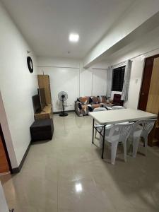 Χώρος καθιστικού στο 2BR Bangkal Entire Airconditioned Apartment, Sleeps 4 +7 φωτογραφίες