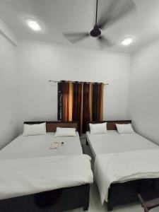 Voodi või voodid majutusasutuse Shivay Guest House Near Ram Mandir toas