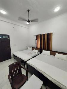 Rúm í herbergi á Shivay Guest House Near Ram Mandir