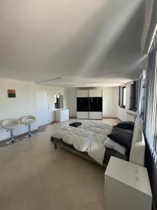 Un dormitorio grande con una cama y un sofá. en The Rising Sun Villa, en Anton