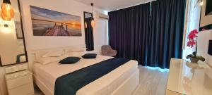 维纳斯尚科斯特酒店的卧室里有一张大床，墙上挂着一幅大画