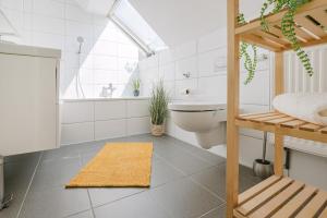 a bathroom with a toilet and a tub and a sink at BW5 - Stilvolle Loftwohnung - 4 Zimmer - 110 m2 - Klimaanlage in Mülheim an der Ruhr