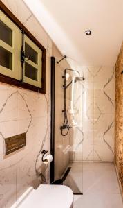 Un baño con ducha, inodoro y lavabo. en Diamante Guest House-Stone Room, en Famagusta