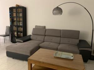 サン・ラファエルにあるJoli appartement famillialeのソファとコーヒーテーブルのあるリビングルーム