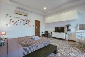 โทรทัศน์และ/หรือระบบความบันเทิงของ Botan Boutique Hotel