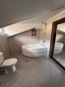 Un baño con bañera, inodoro y lavabo. en The Rising Sun Villa, en Anton